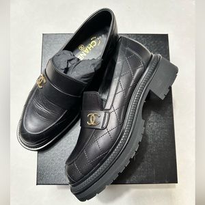 Chanel 23A CC Platform Loafers Black Quilted Leather Size 40.5